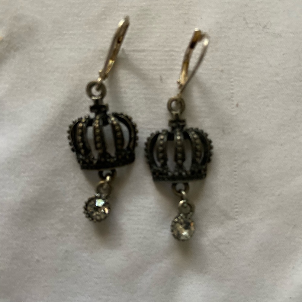 Small crown pierced earrings